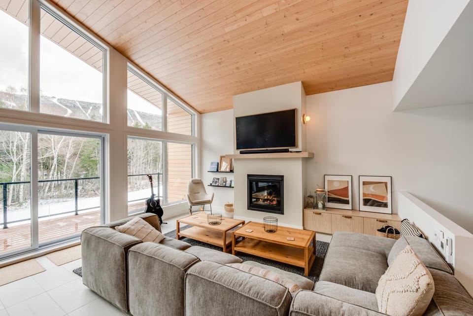 Communal lounge/ TV room, TV and multimedia, Living room, Seating area, fireplace
