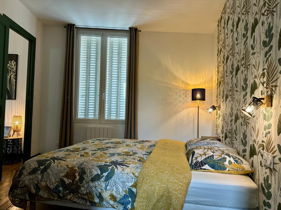 Bed, Bedroom, flat iron