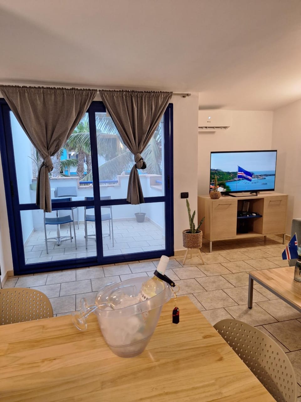 Communal lounge/ TV room