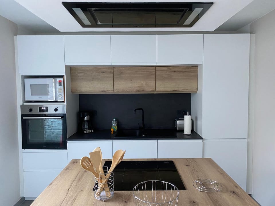 Coffee/tea facilities, Kitchen or kitchenette, dishwasher, oven, stove, toaster