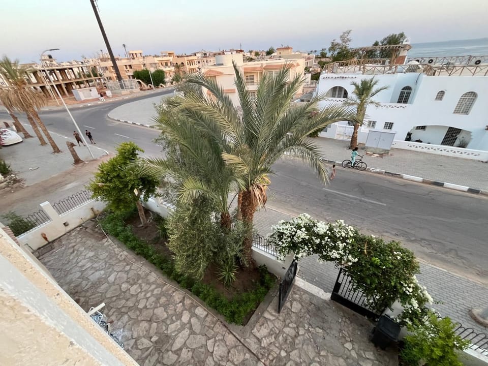 Neighbourhood, Natural landscape, Bird's eye view, Sea view, Street view, Parking