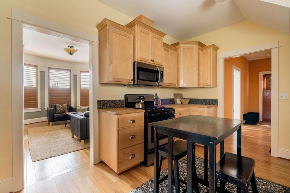 Stay Portland - Sun-filled Home in Buckman Neighborhood with 2BRs House in Portland