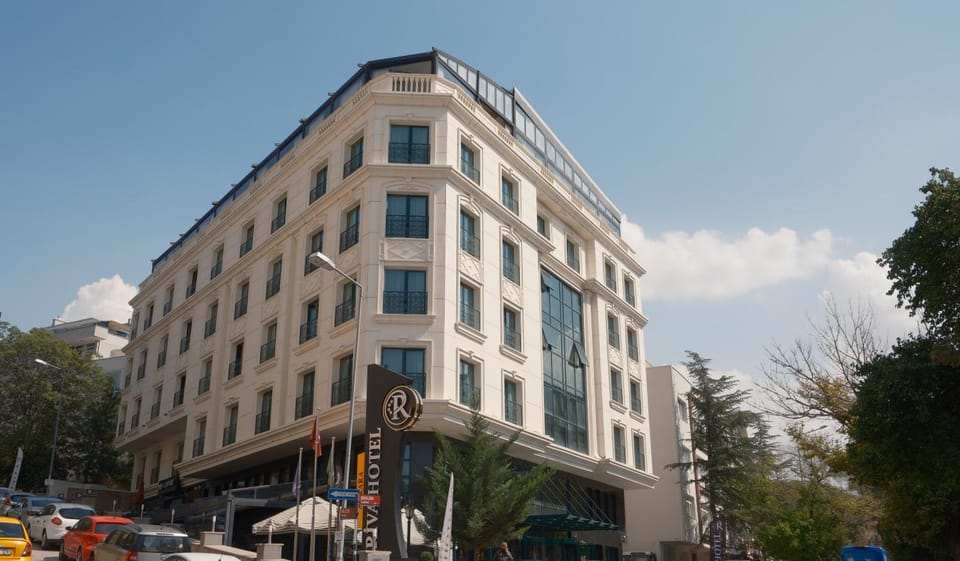 Property building, Restaurant/places to eat, Restaurant/places to eat, Day, Location, Parking