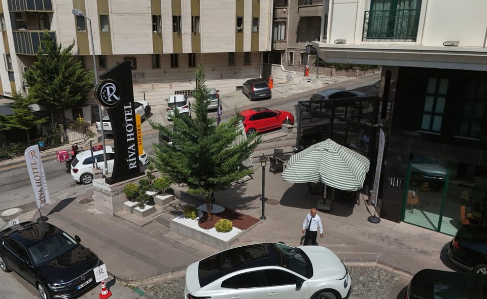 Property building, Day, Neighbourhood, City view, Street view, Breakfast, Breakfast, Location, Parking