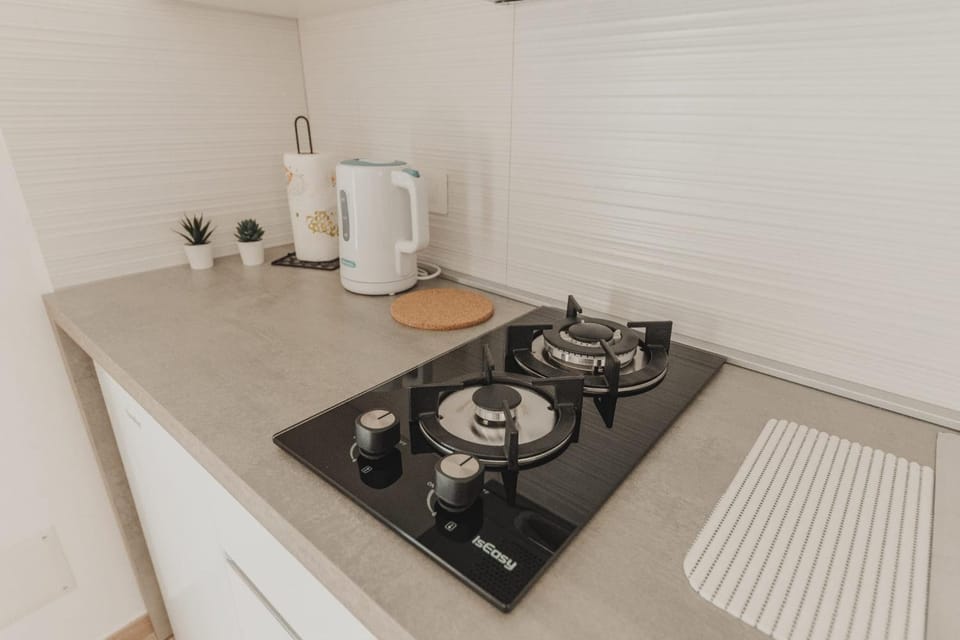 Coffee/tea facilities, Kitchen or kitchenette, stove