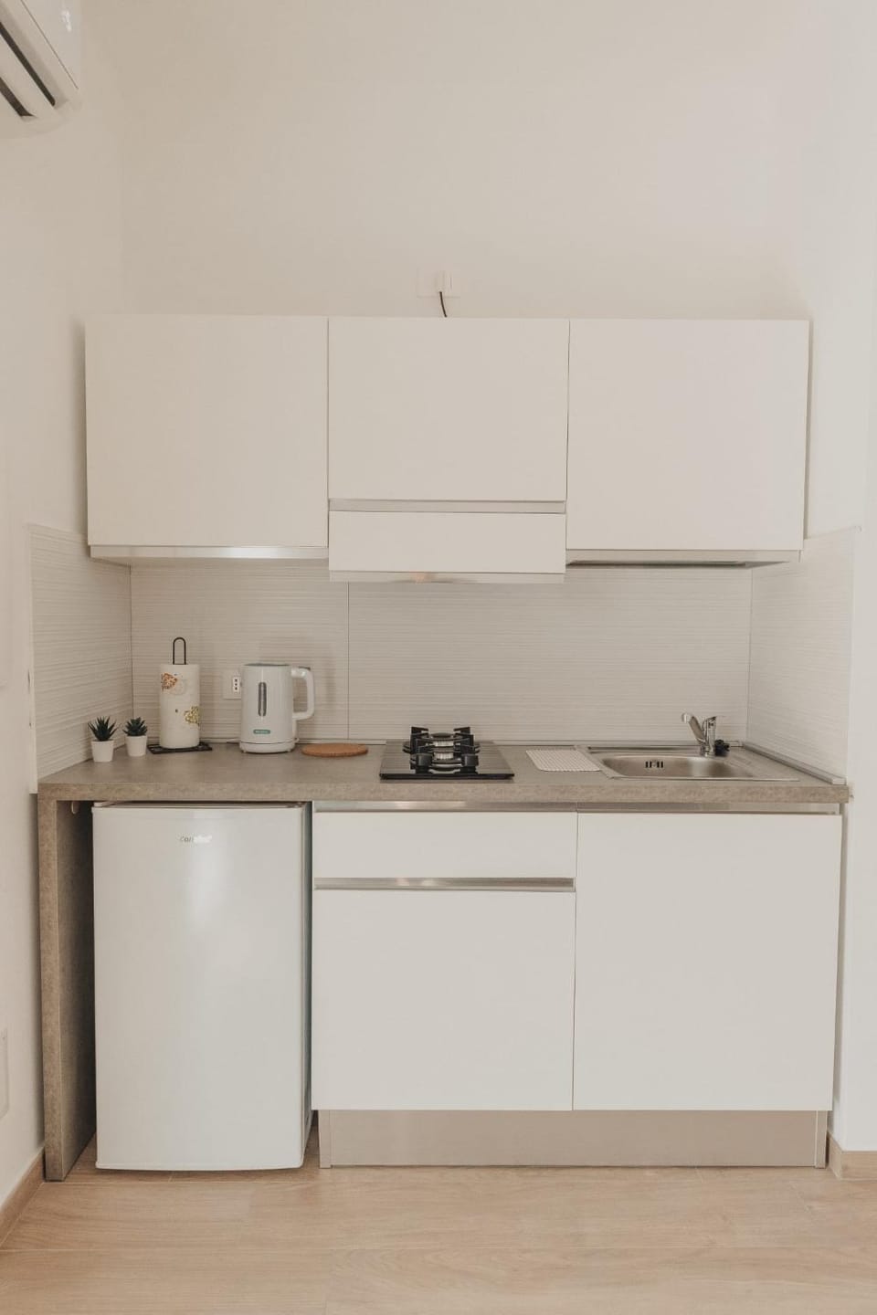 Coffee/tea facilities, Kitchen or kitchenette, stove
