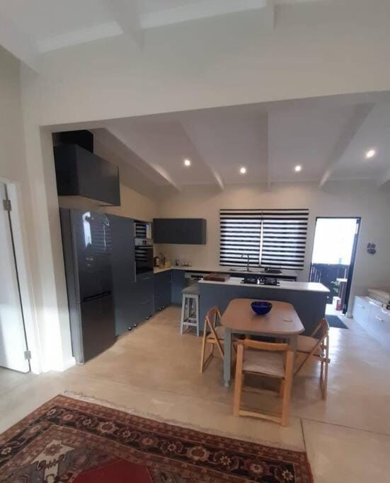 Kitchen or kitchenette, Dining area, oven