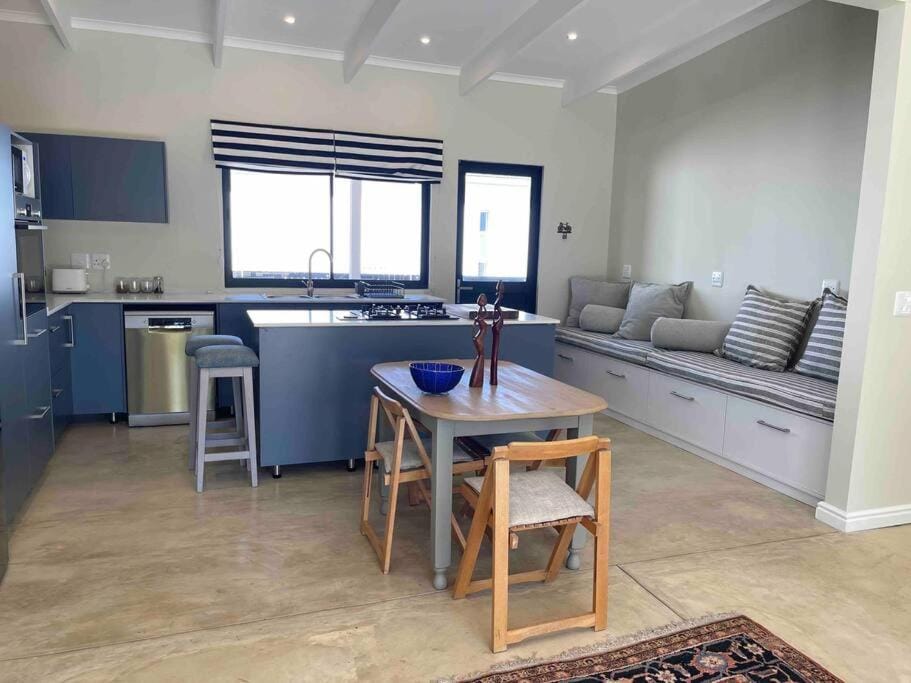 Kitchen or kitchenette, Dining area, stove