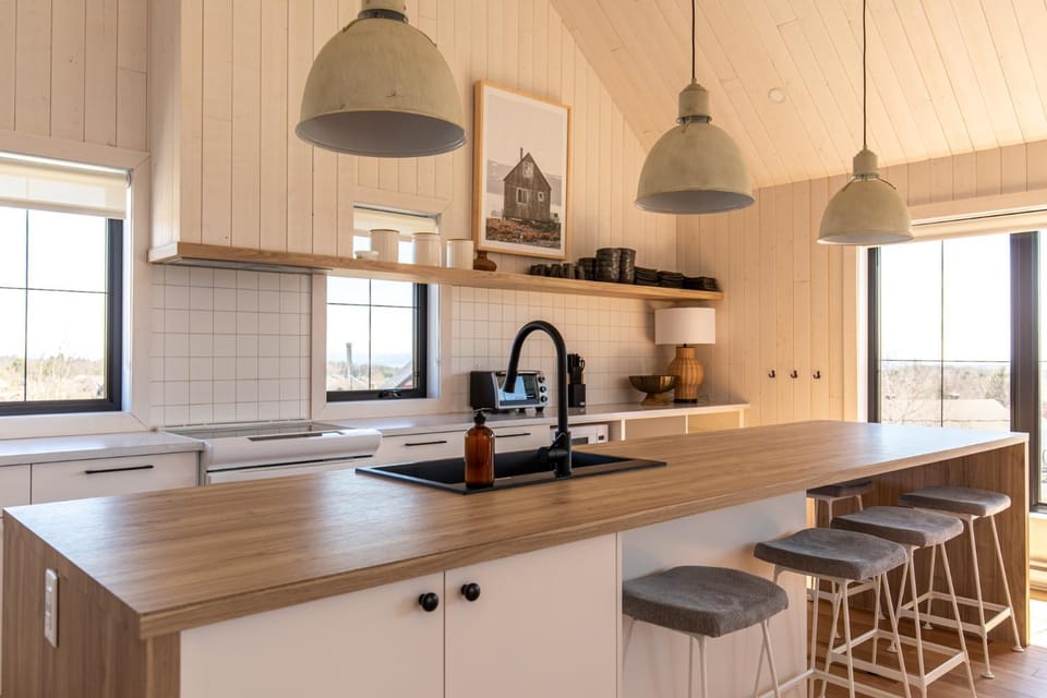 Kitchen or kitchenette, Dining area, stove