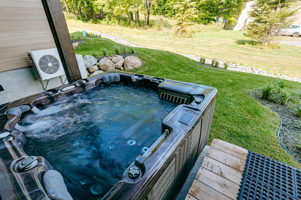 Spring, Day, Natural landscape, BBQ facilities, Garden, Hot Tub, Garden view