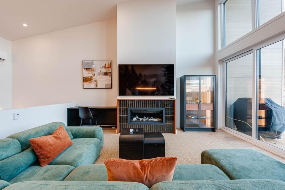 TV and multimedia, Living room, Seating area, flat iron
