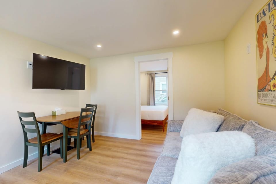 Downtown Rut Vegas Pad Apartment in Rutland