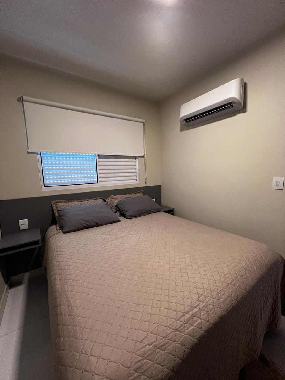 Photo of the whole room, Bedroom, air conditioner