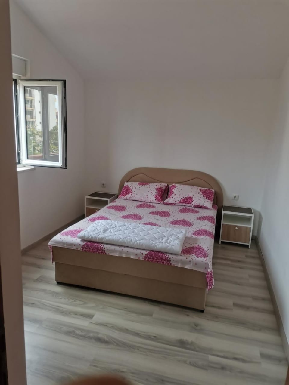 Photo of the whole room, Bedroom