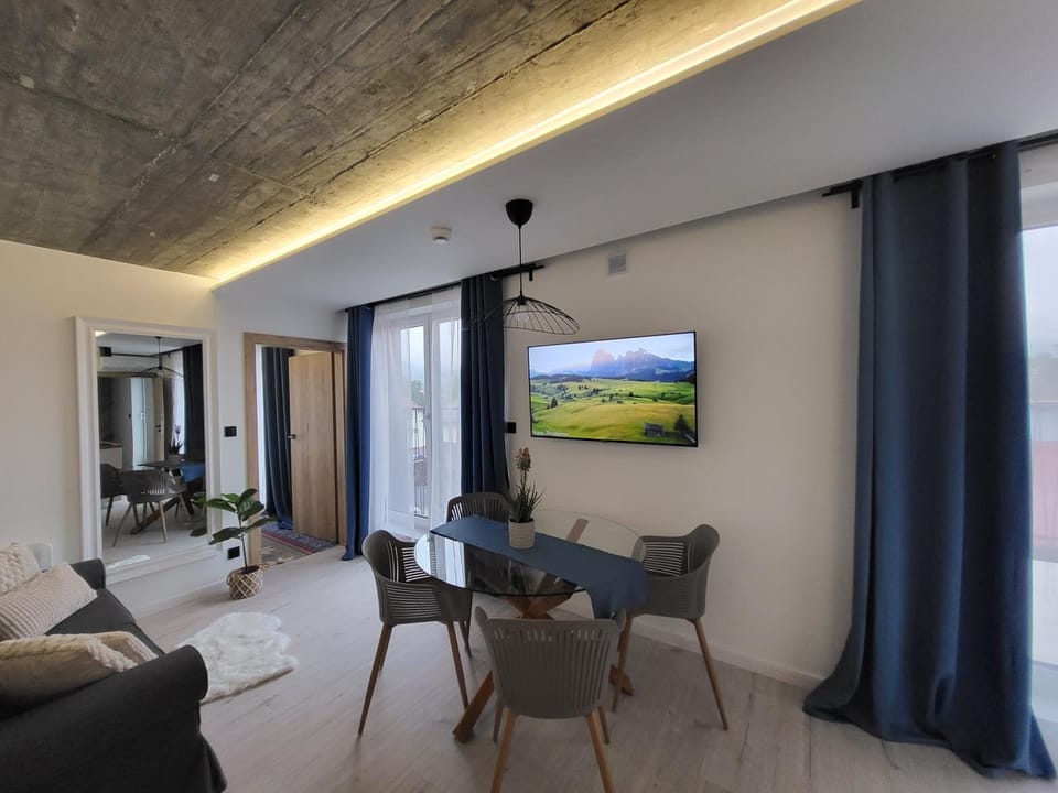 Communal lounge/ TV room, TV and multimedia, Living room, Seating area, Evening entertainment