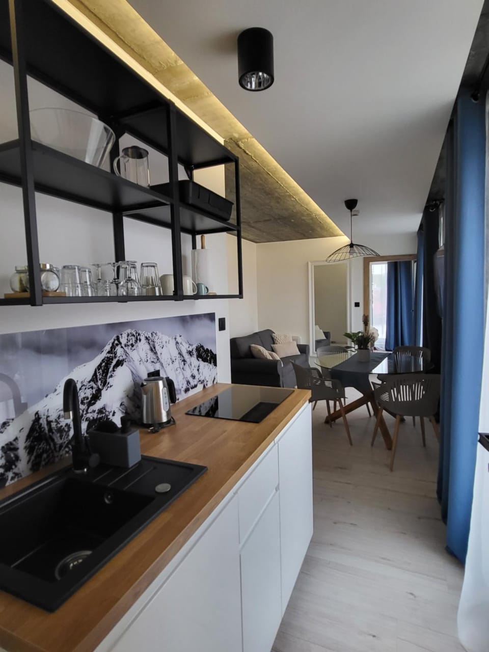Property building, Kitchen or kitchenette, Dining area, Breakfast, minibar, pet friendly, stove