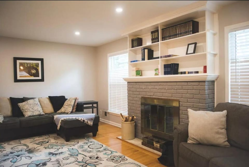 Spacious 5-Bedroom Retreat for 12 in Serene Neighborhood Near Louisville's Best Attractions House in Jefferson County