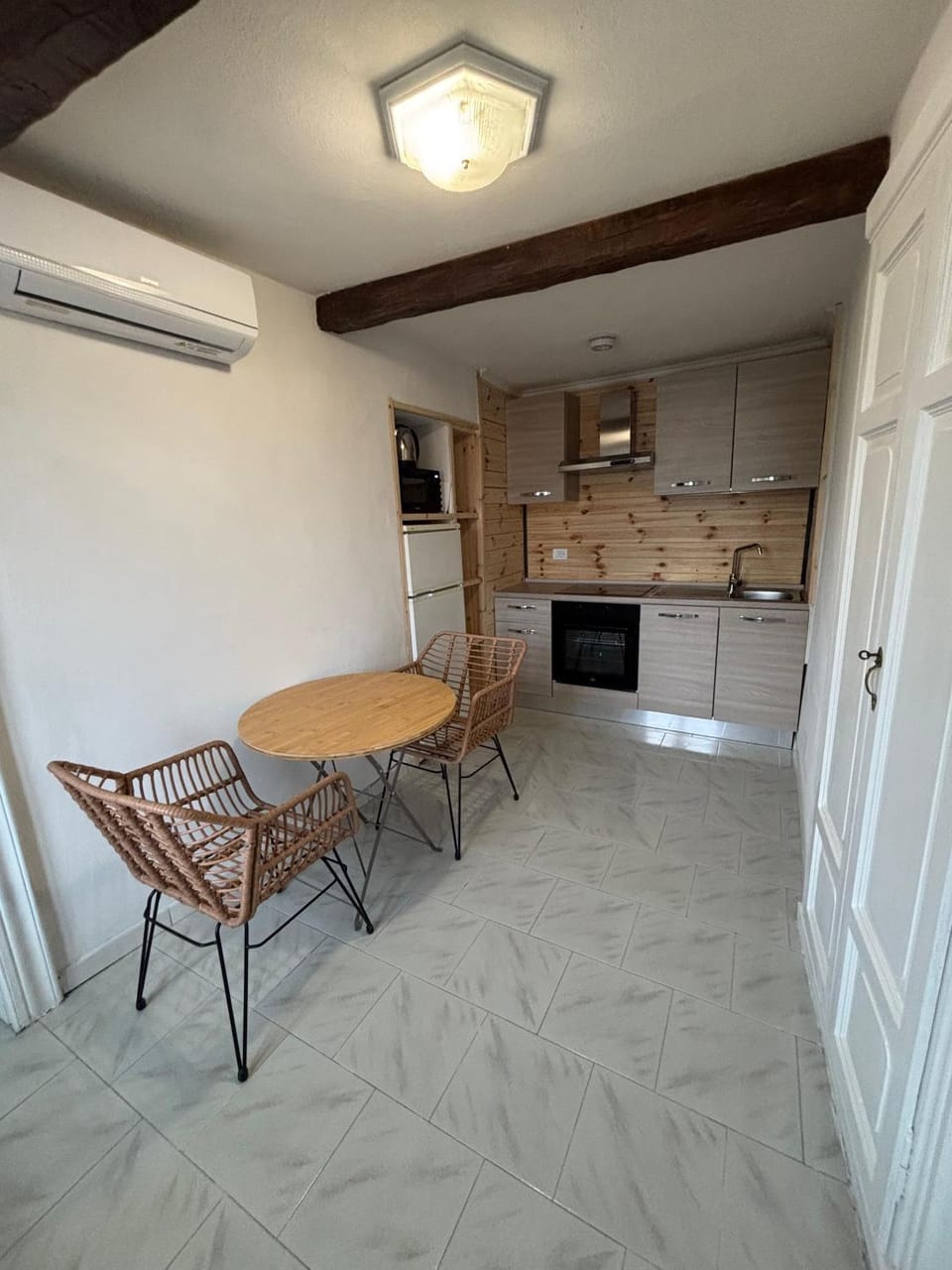 Kitchen or kitchenette, Dining area, minibar, oven, pet friendly, stove, air conditioner