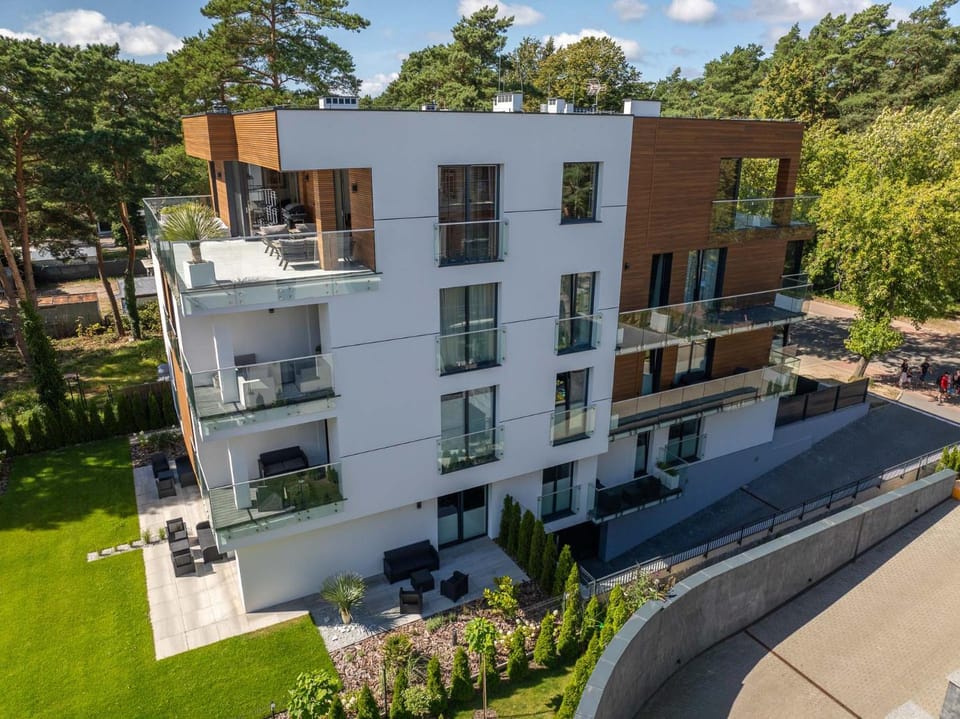 Property building, Balcony/Terrace, Parking