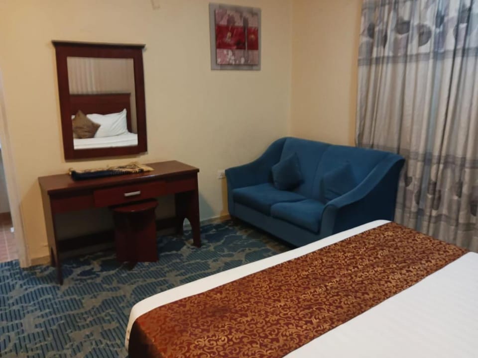 Bed, Living room, Photo of the whole room, Seating area, Bedroom