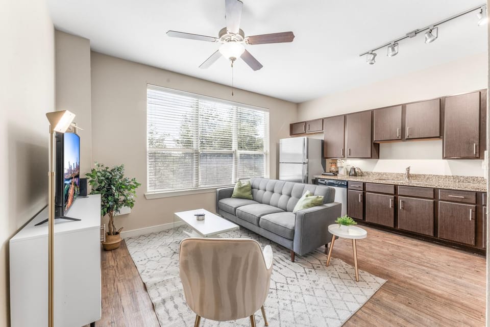 Prime SoCo King Bed 1BR & 2BR Suites w Gym, Pickleball, Laundry Apartment in Austin