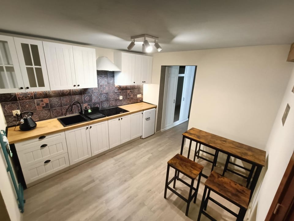 Kitchen or kitchenette, Dining area, stove