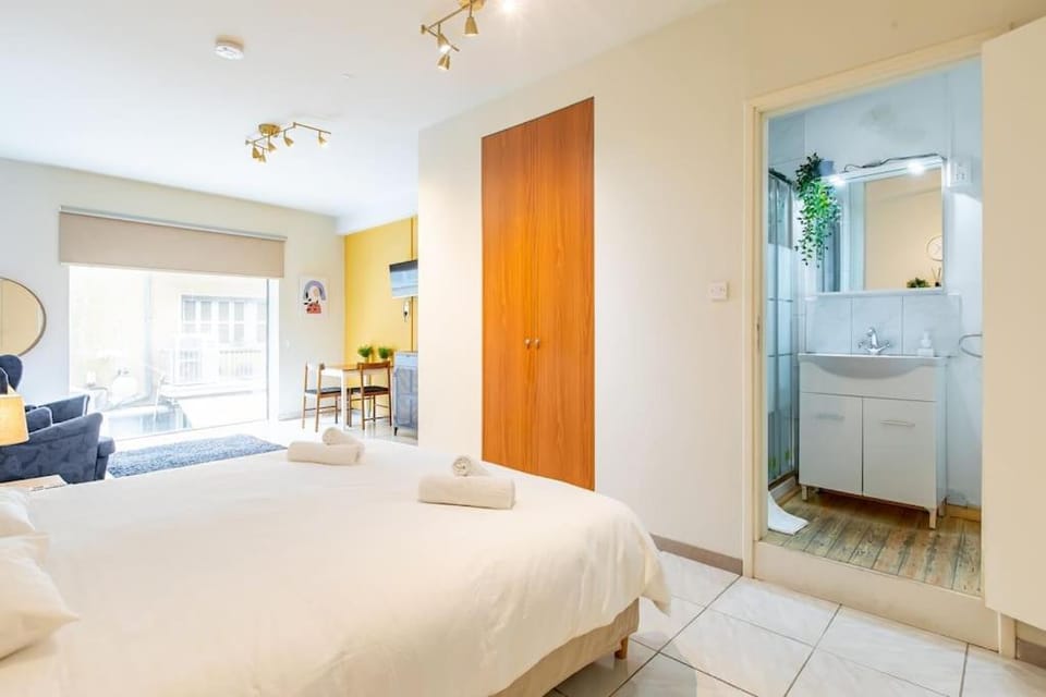 Charming studio with reading nook & city view Apartment in Nicosia City
