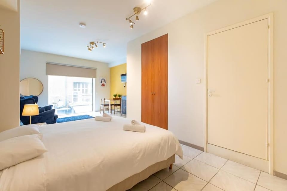 Charming studio with reading nook & city view Apartment in Nicosia City