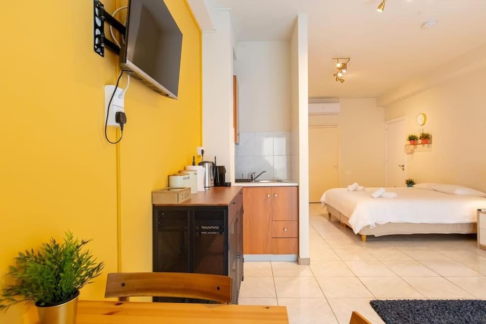 Charming studio with reading nook & city view Apartment in Nicosia City