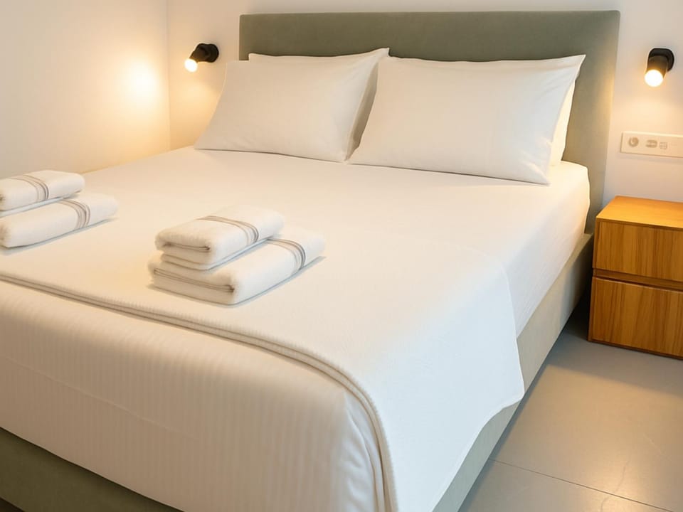 Bed, Bedroom, towels