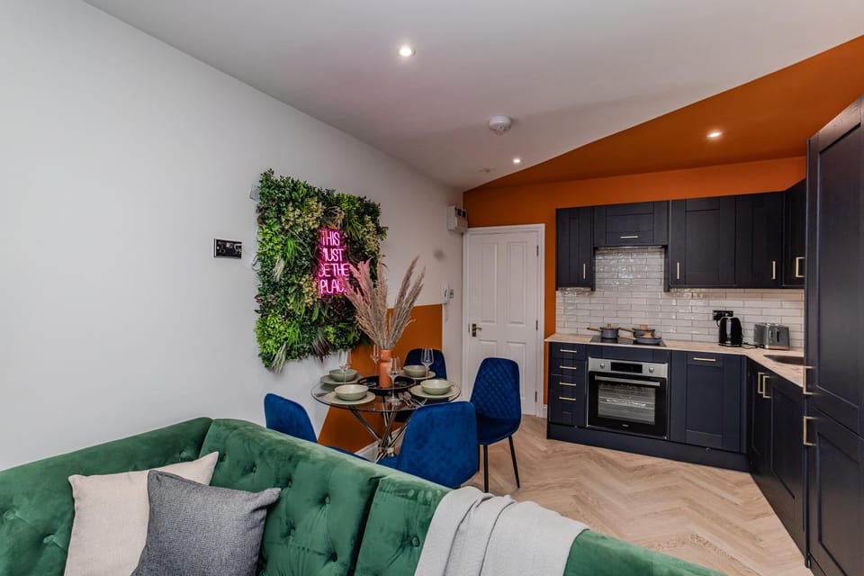 Super Central 2 Bedroom Flat Next To Brighton Shopping Center & Beach Apartment in Brighton