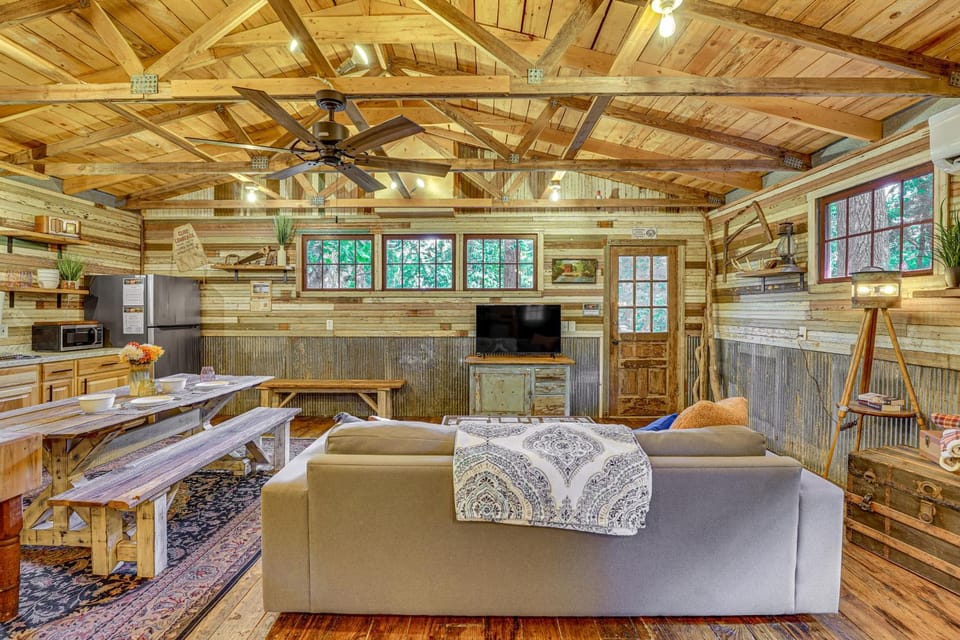 Unique Eureka Springs Cabin Deck and Forest Views! Cabin in Carroll County