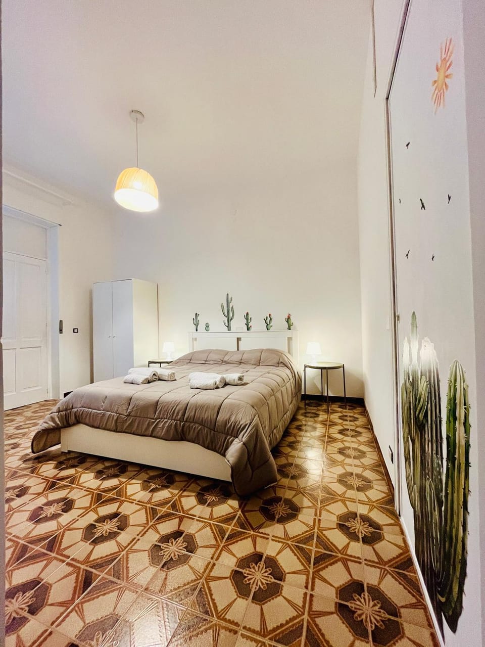 Photo of the whole room, Bedroom, wardrobe