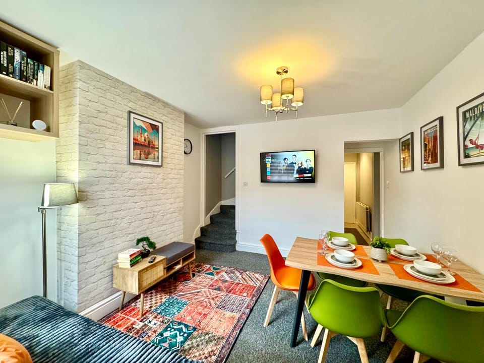 TV and multimedia, Living room, Seating area, Dining area