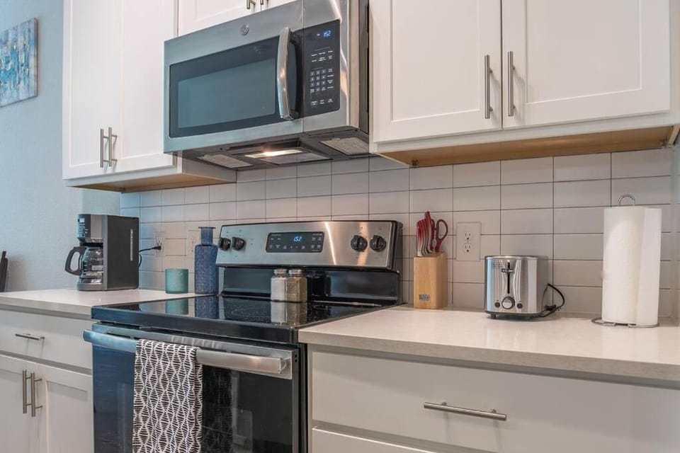 Beautiful RiverWalk Apt with Full Amenities, King Bed & Free Parking Apartment in San Antonio