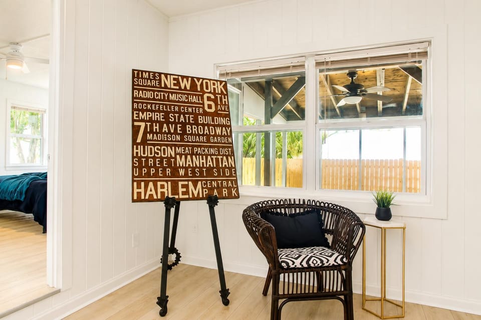 Day, Seating area