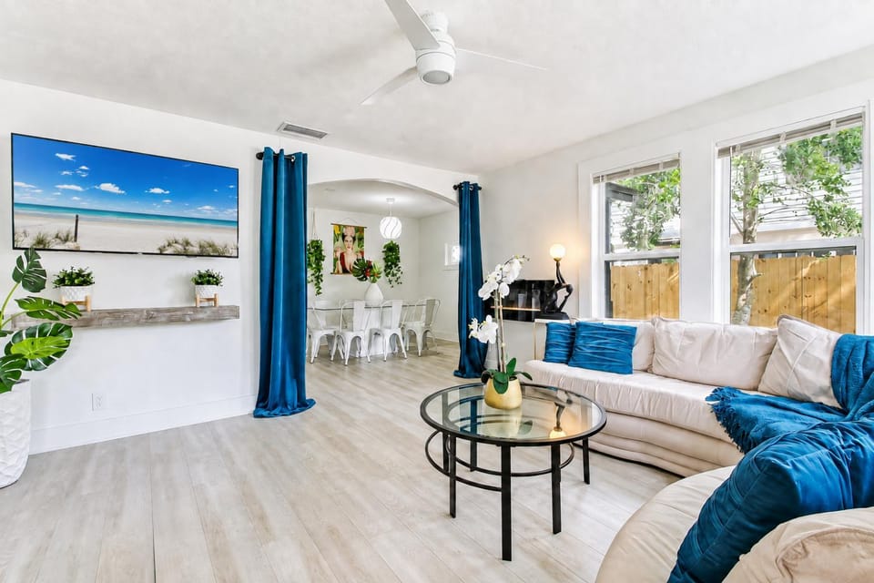 Living room, Photo of the whole room, Seating area, Dining area