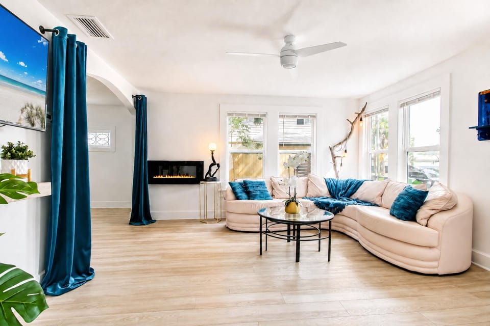 Living room, Photo of the whole room, Seating area, fireplace