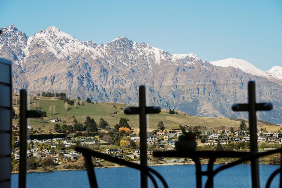 CBD Lake & Mountain View Apartment Apartment in Queenstown