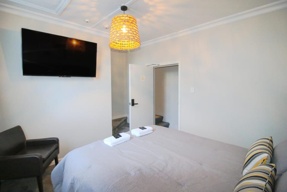 Bed, TV and multimedia, Photo of the whole room, Bedroom