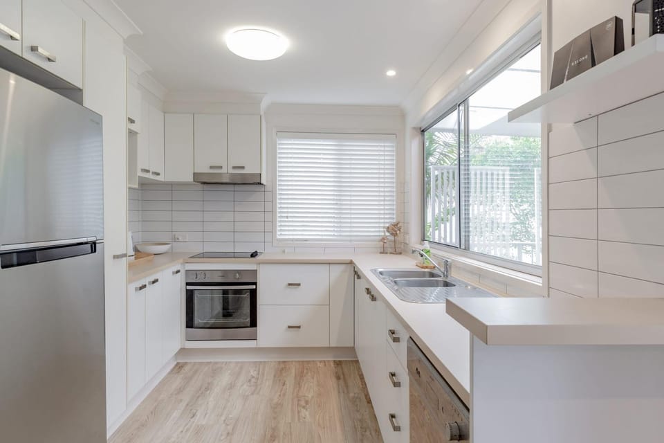 Kitchen or kitchenette, dishwasher, oven