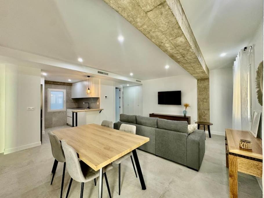 TV and multimedia, Kitchen or kitchenette, Living room, Seating area, Dining area