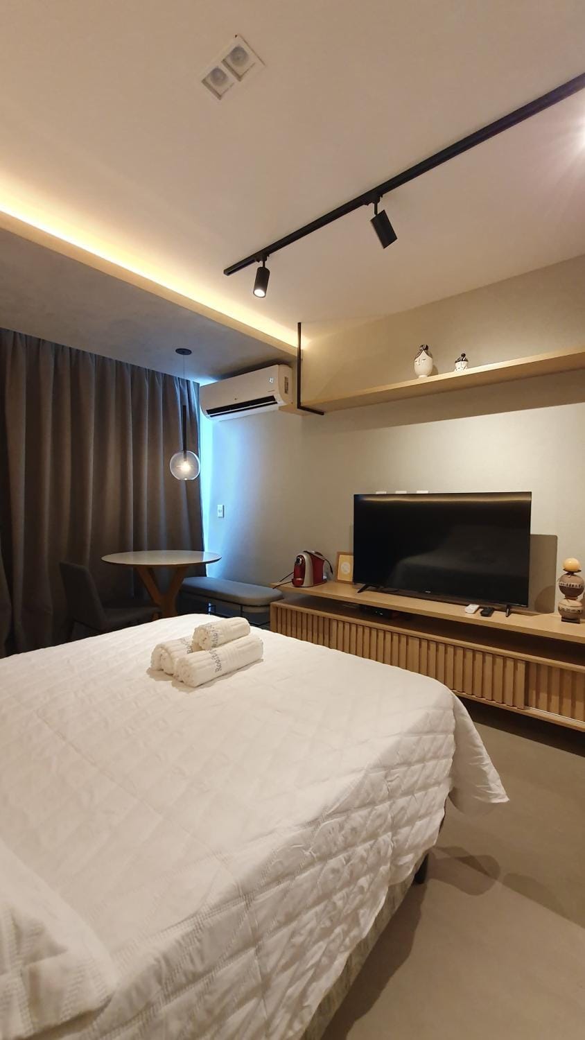 Bed, TV and multimedia, Photo of the whole room, Bedroom, towels