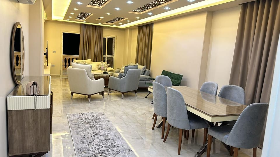 شقه راقيه للعائلات فقط مكيفه بالكامل بكمبوند مون سيتى بالعبور Apartment in Cairo Governorate
