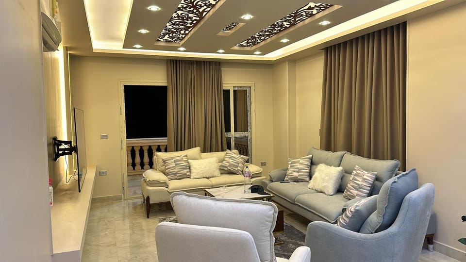 شقه راقيه للعائلات فقط مكيفه بالكامل بكمبوند مون سيتى بالعبور Apartment in Cairo Governorate
