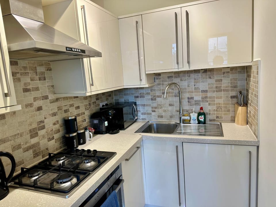 Coffee/tea facilities, Kitchen or kitchenette, dishwasher, oven, stove, toaster