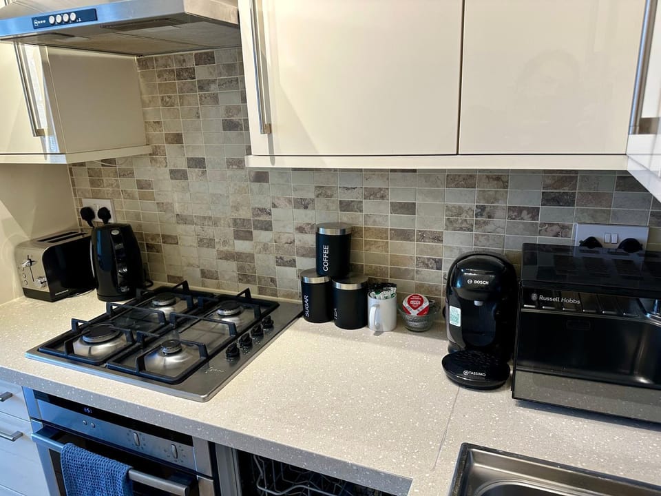 Coffee/tea facilities, stove, toaster