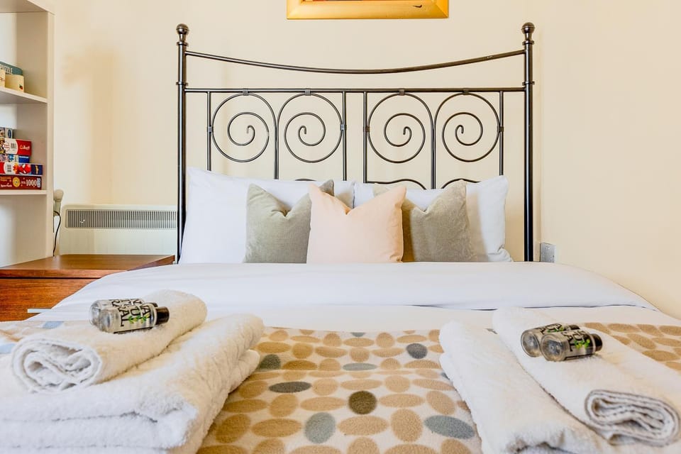 Bed, Bedroom, towels