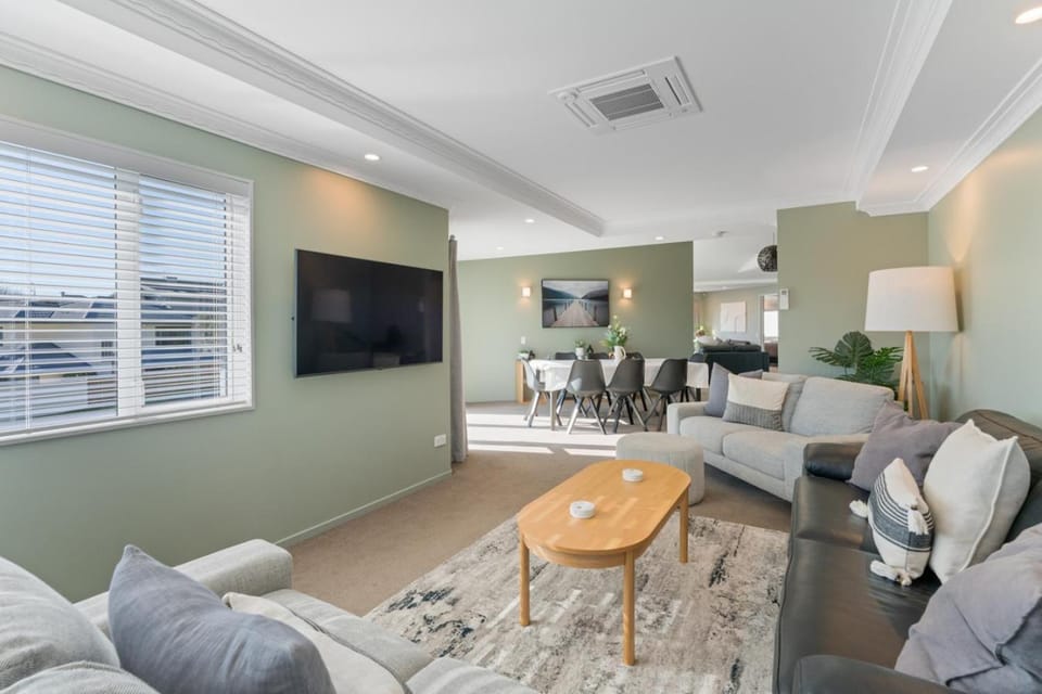 TV and multimedia, Living room, Dining area