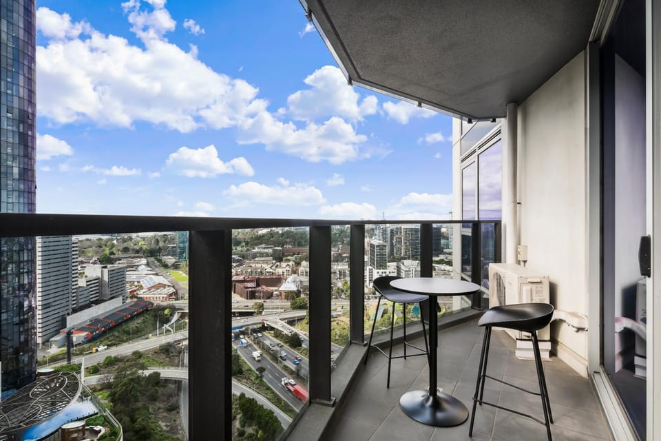 Charming 2BR Apt with Parkland and Mountain Views Apartment in Southbank